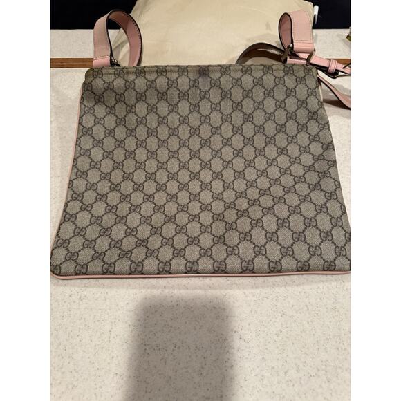 Gucci GG Supreme messenger bag with pink patent leather - Picture 7 of 15